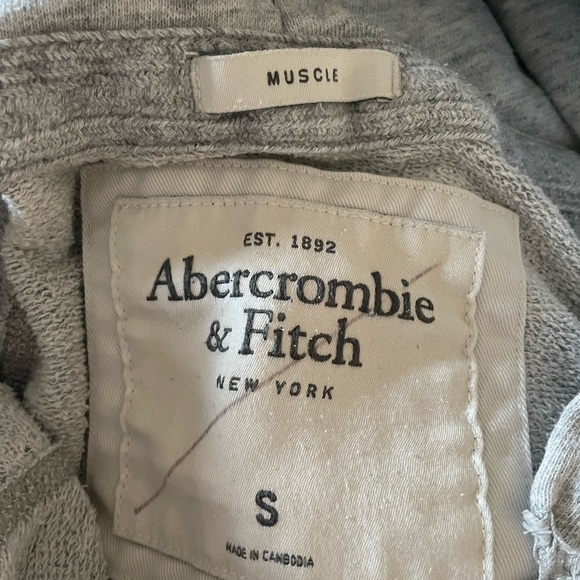 Abercrombie sweatshirt women’s size small. Gray with green lettering - Picture 3 of 3